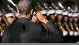 El expresidente Obama con un grupo de marines en EEUU.