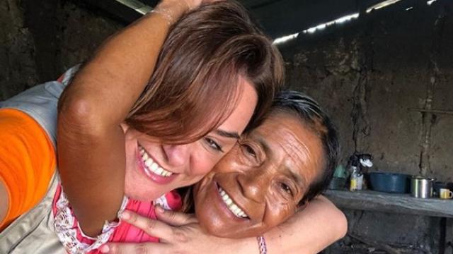 Toñi Moreno posa junto a una de las mujeres que ha conocido en su aventura solidaria en Guatemala.