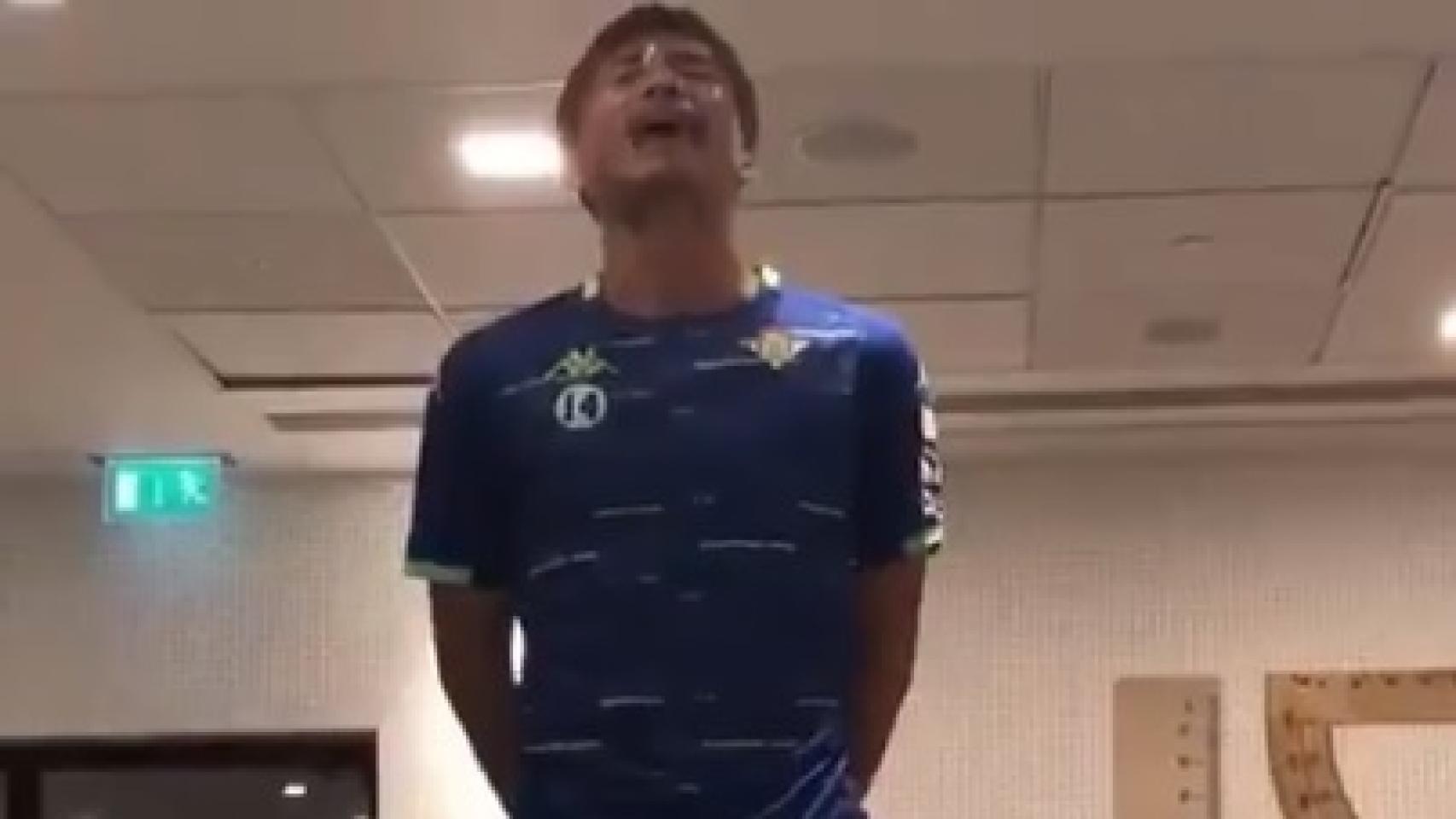 Inui canta la canción de Doraemon en la cena de equipo del Betis