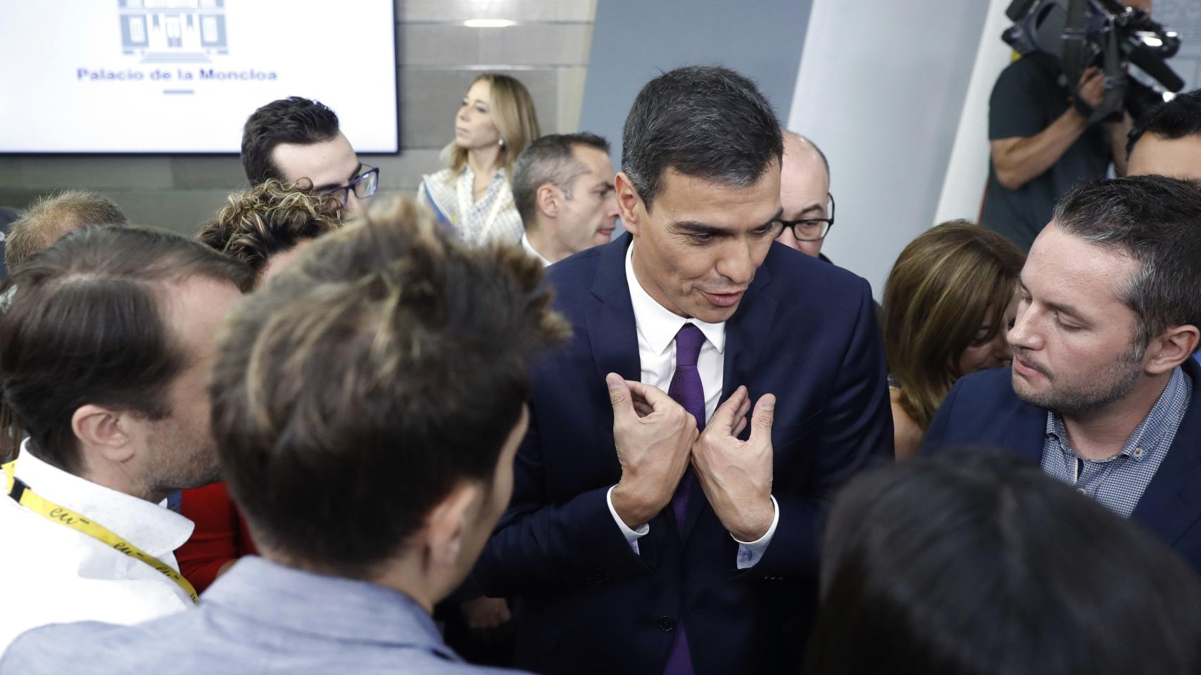 Pedro Sánchez, en conversación informal con los periodistas tras su rueda de prensa.