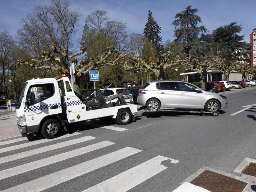 Sacar el coche del depósito de la grúa en Zaragoza cuesta seis veces más que en Zamora.