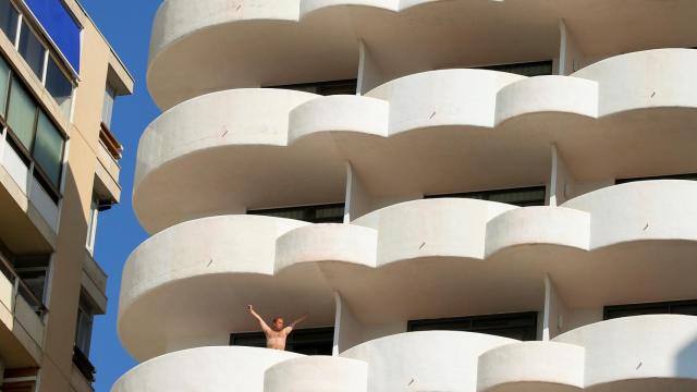 Un turista en un balcón de un hotel en Palma de Mallorca