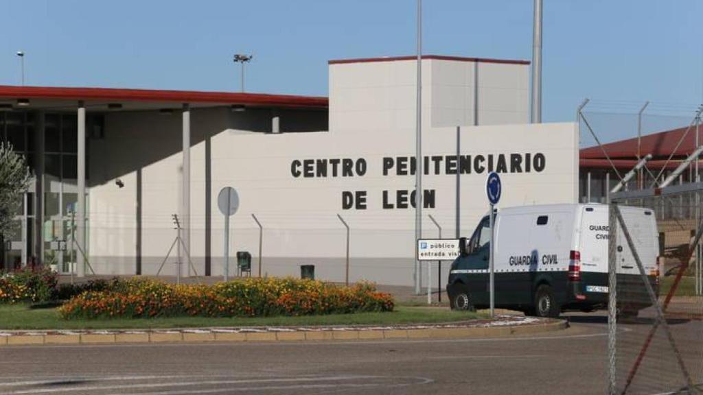 Un furgón de la Guardia Civil accede a la prisión de León.