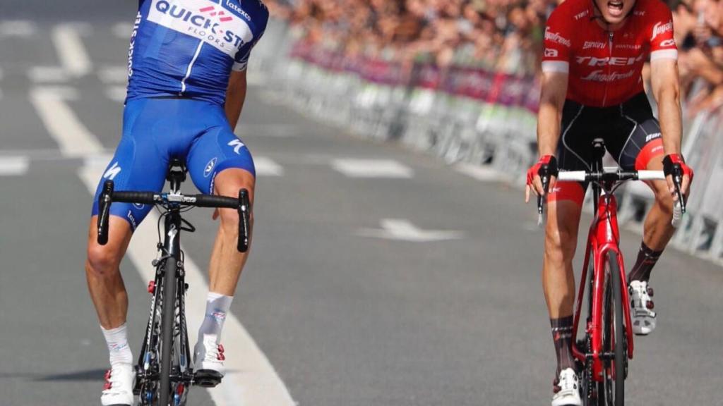 Alaphilippe se impuso a Mollema en la meta de la Clásica de San Sebastián.