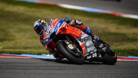 Dovizioso traza un viraje, durante los entrenamientos en el circuito checo de Brno.