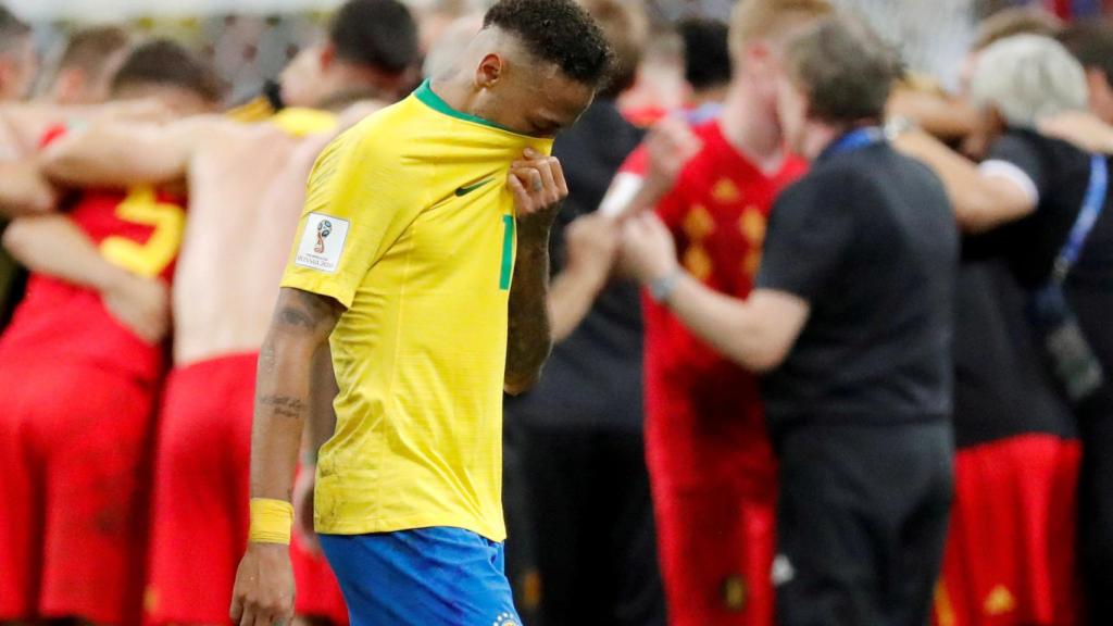Neymar tapándose la cara con al camiseta tras la derrota de Brasil ante Bélgica