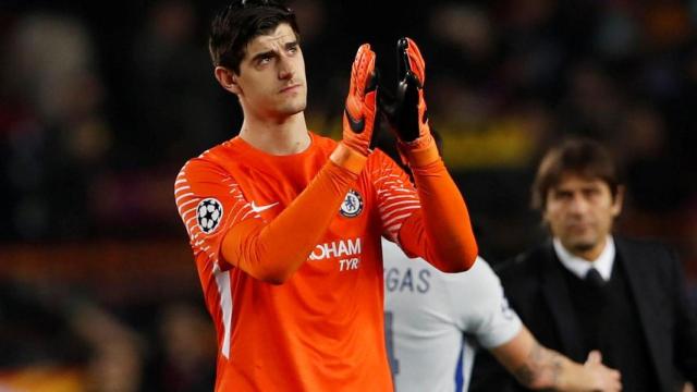 Courtois dirigiéndose a la afición del Chelsea