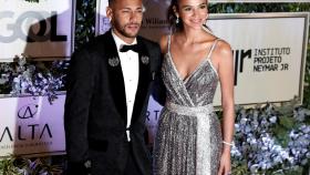 Neymar posa junto a su pareja en un acto