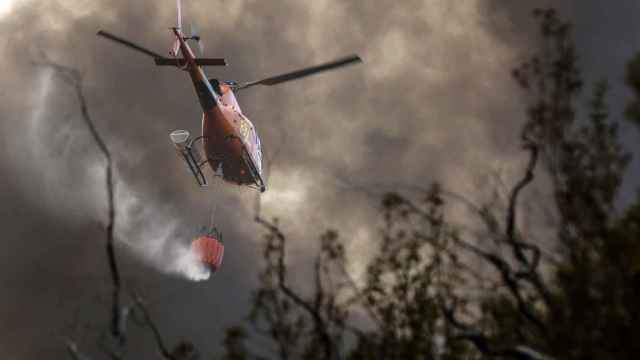Un helicóptero combate el fuego en Perna da Negra, en Monchique (Portugal).