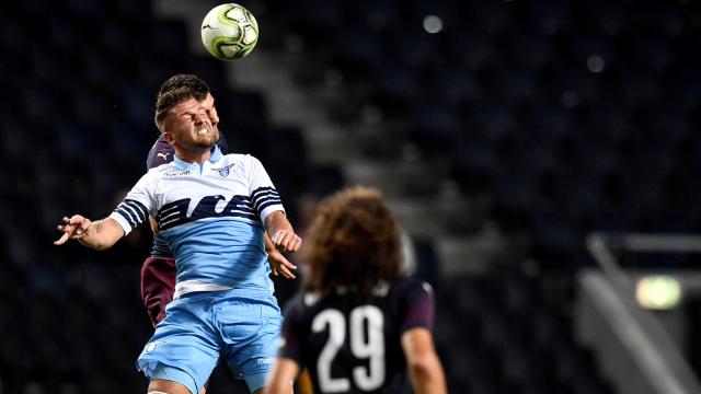 Milinkovic- Savic disputa un balón durante un partido de pretemporada