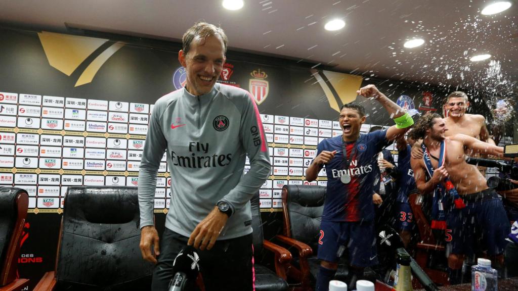 Thomas Tuchel es sorprendido por sus jugadores en plena rueda de prensa