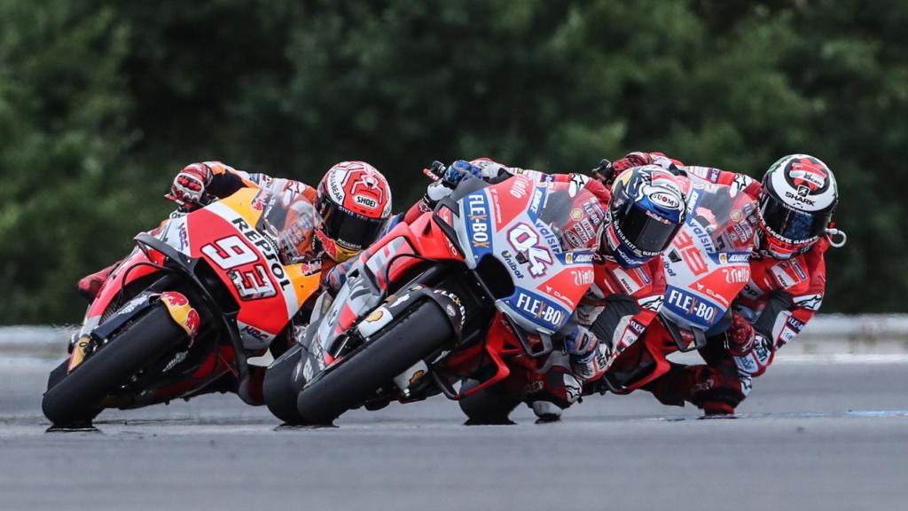 Dovizioso pilota su GP18 por delante de Lorenzo y Márquez, en el GP de la República Checa.