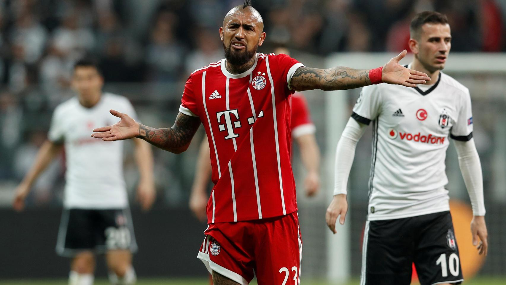 Arturo Vidal protesta durante un encuentro del Bayern Múnich.