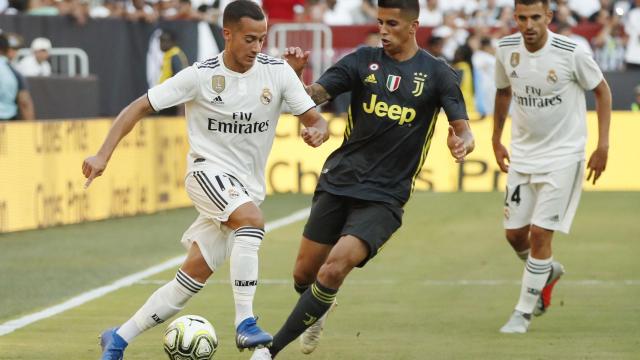 Lucas Vázquez, durante el partido amistoso ante la Juventus, encarando a Cancelo