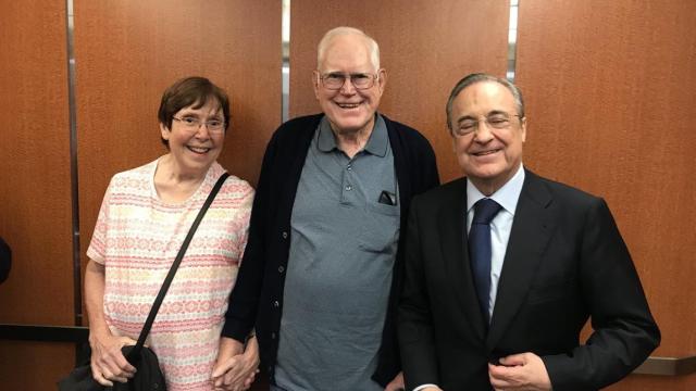 El reencuentro de Florentino Pérez con la familia que le acogió de estudiante. Foto: Twitter (@Palomo_ESPN)