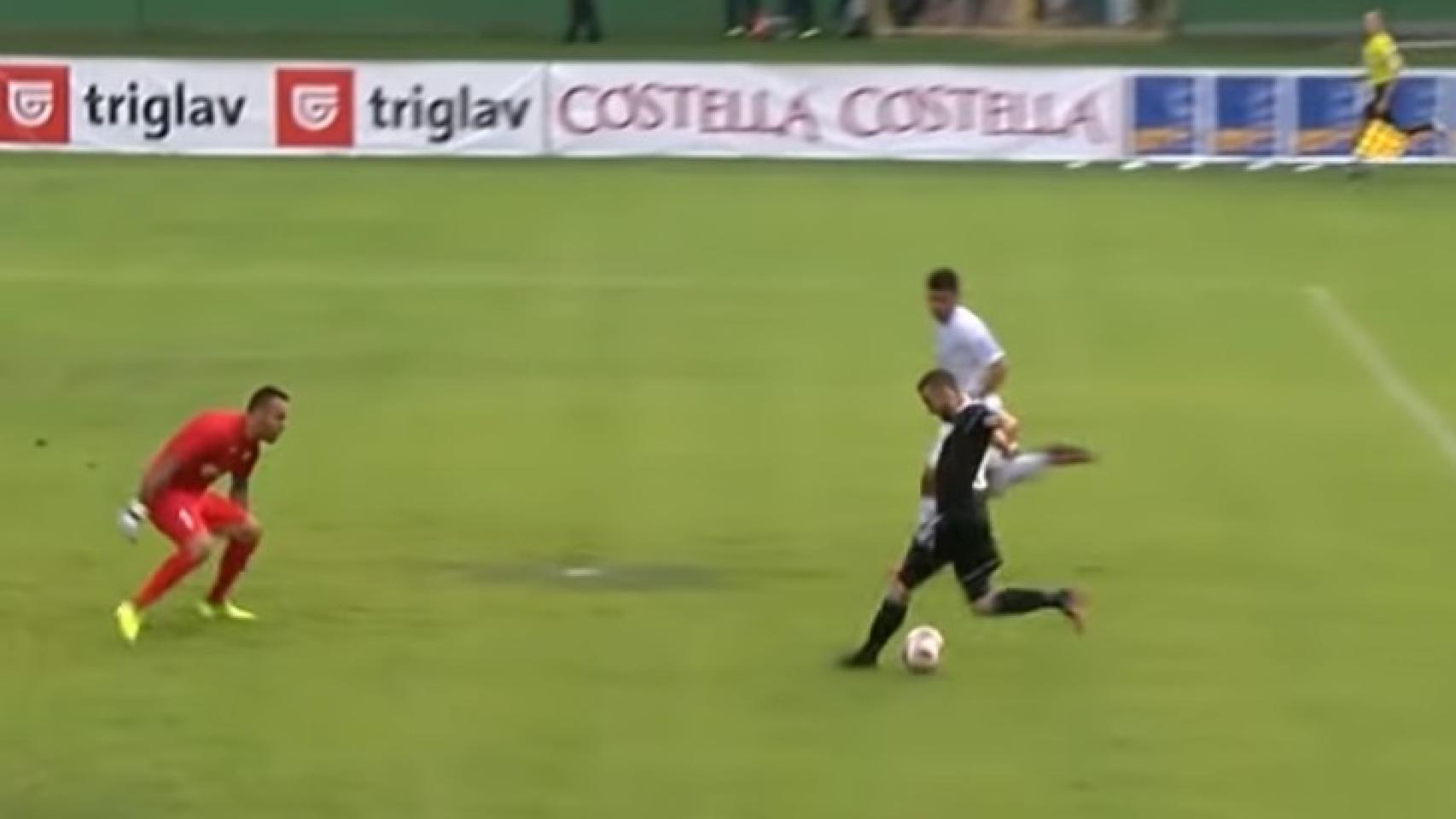 Rabona de un jugador de la liga eslovena