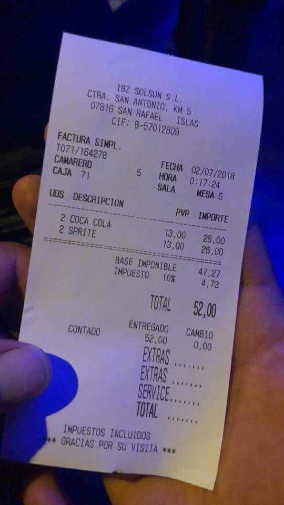 Cuenta de 52 euros por pedir cuatro refrescos en el Ibizeta Sol Sun.