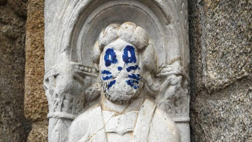 Grafiti en una figura del exterior de la catedral de Santiago