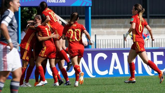 La selección española celebra el tanto de Claudia Pina en el primer partido del mundial sub-20.