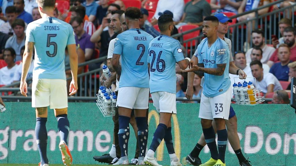 Walker, con las medias agujereadas durante el Manchester City - Chelsea