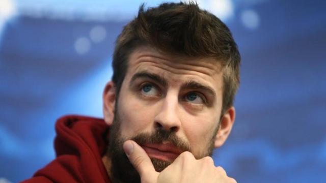 Piqué posando durante un acto deportivo