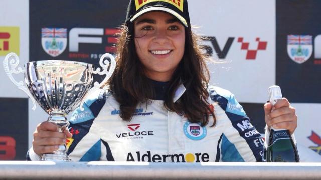 Jamie Chadwick celebra su victoria en Brands Hatch.