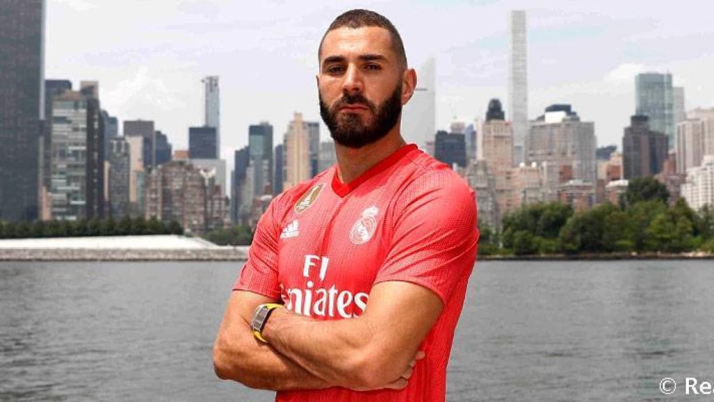 Benzema, con la camiseta roja del Real Madrid