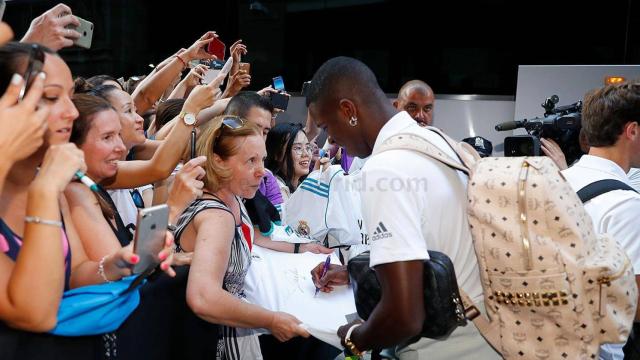 Vinicius firma un autógrafo en New York