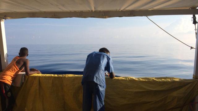 Migrantes a bordo del barco de Salvamento de Open Arms.