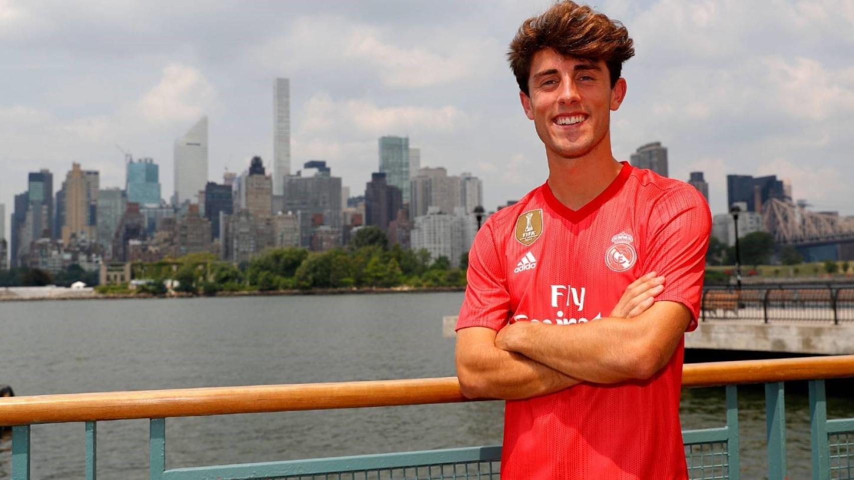 Odriozola presentando la tercera equipación