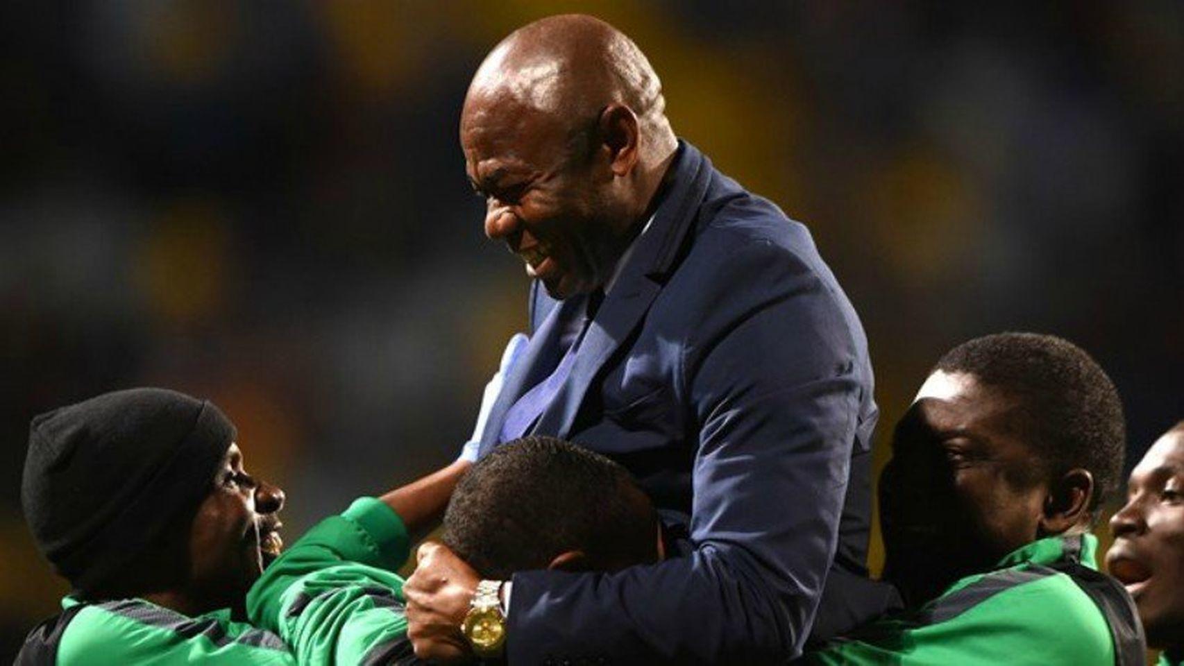 Emmanuel Amunike, con los jóvenes nigerianos. Foto: Fifa.com