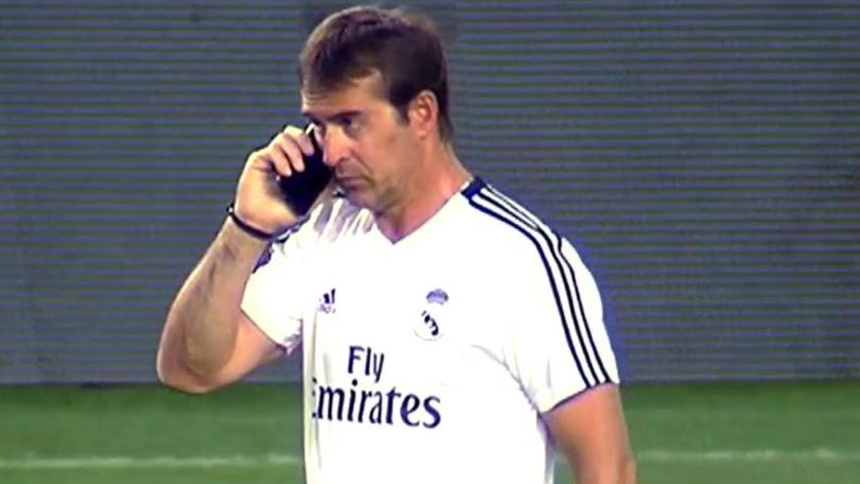 Julen Lopetegui atiende una llamada durante un entrenamiento