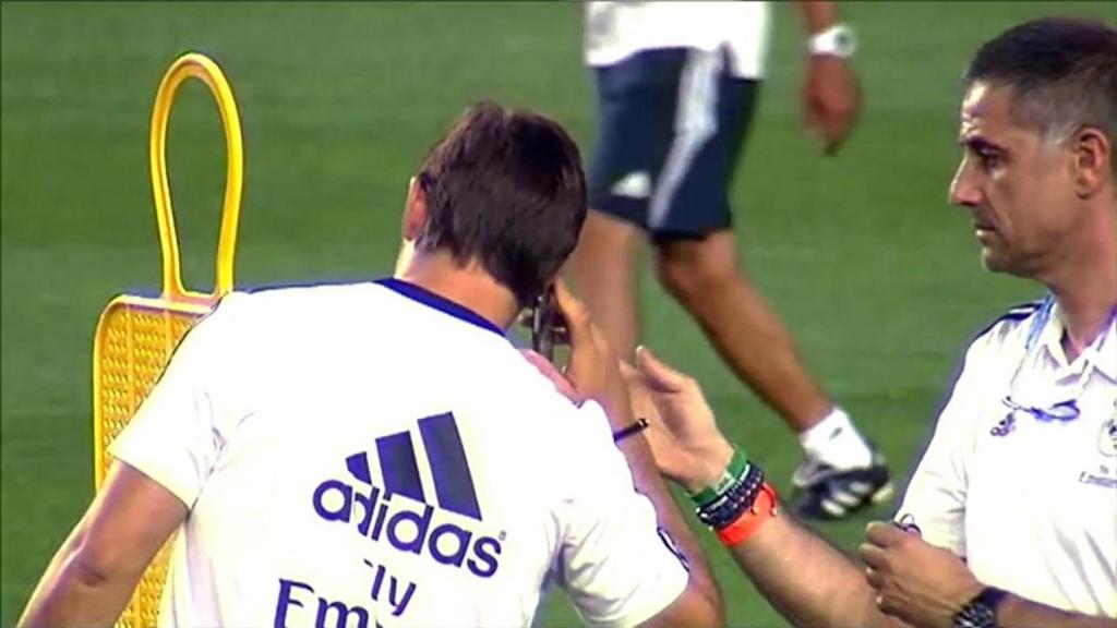 Lopetegui recibe el teléfono de la mano de uno de sus asistentes