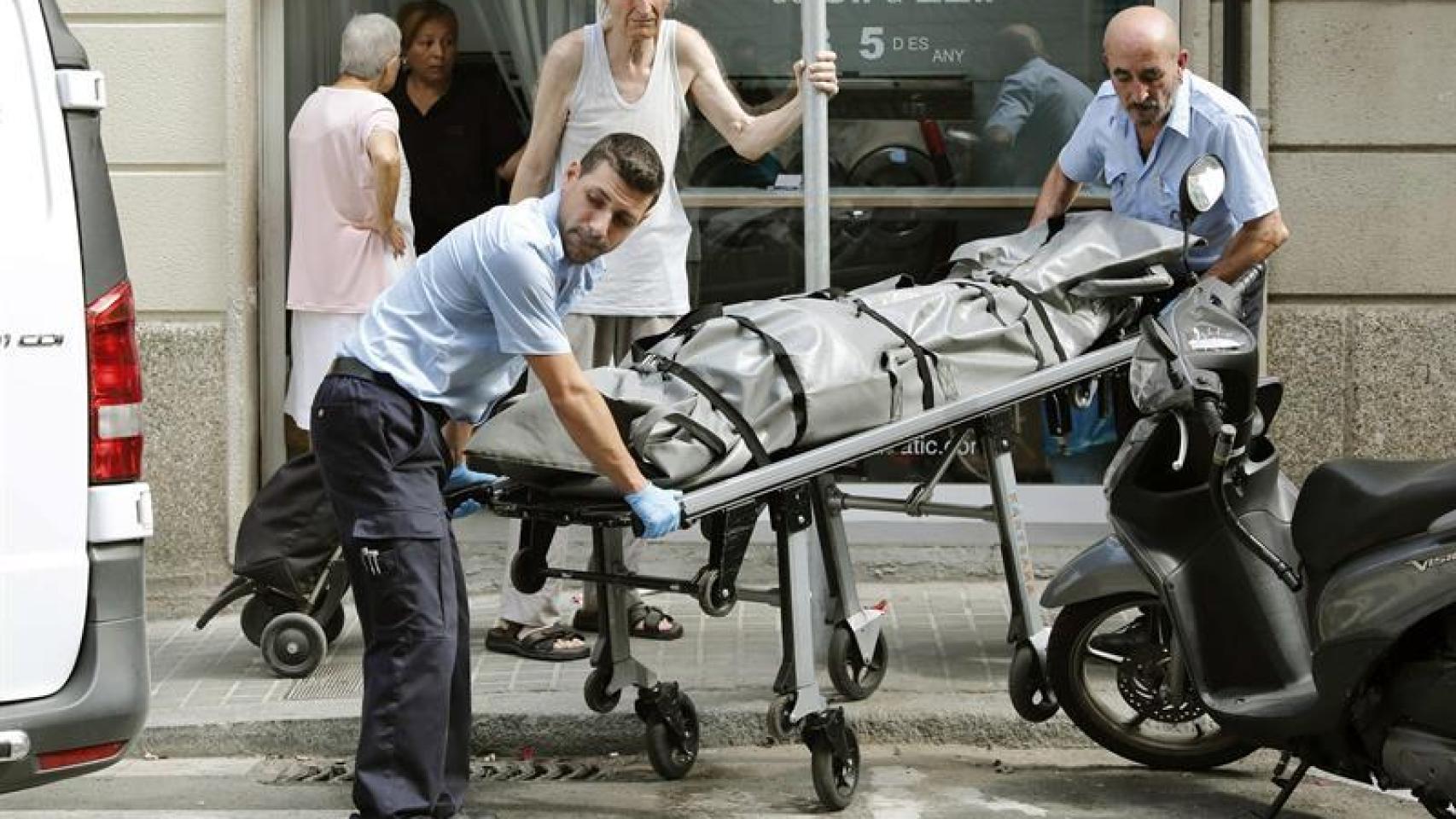 Momento en el que sacan el cadáver de Mari Paz de su vivienda después de ser apuñalada por su marido