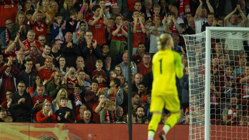 Una grada de Anfield ovaciona a Karius