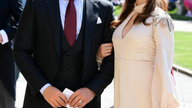 Patrick J. Adams y Troian Bellisario en la boda de Meghan Markle y Harry.