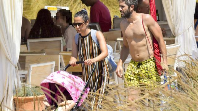 Roberto Leal, Sara Rubio y su hija Lola.