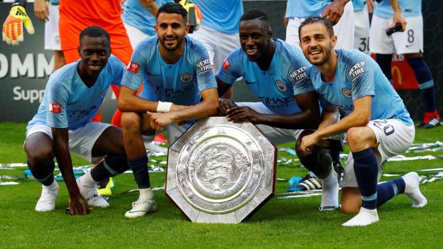 Claudio Gomes, juntos a sus nuevos compañeros, con la Community Shield.