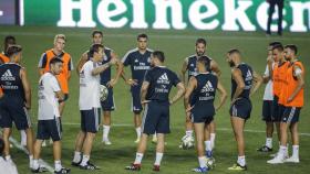 Lopetegui dando indicaciones a los jugadores del Madrid durante un entrenamiento