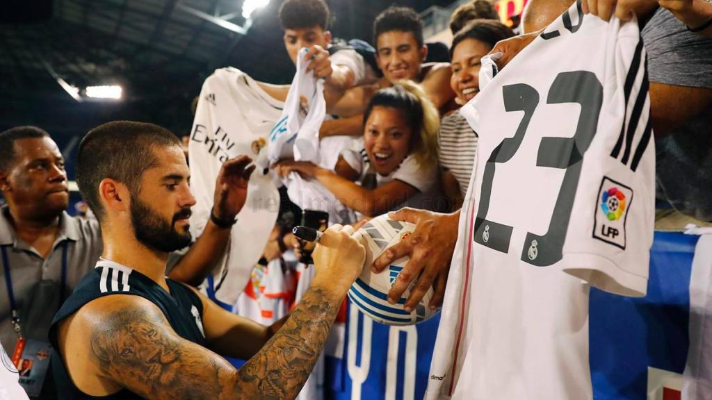 Isco firma a los aficionados en el Red Bull Arena.