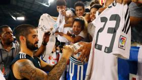 Isco firma a los aficionados en el Red Bull Arena.