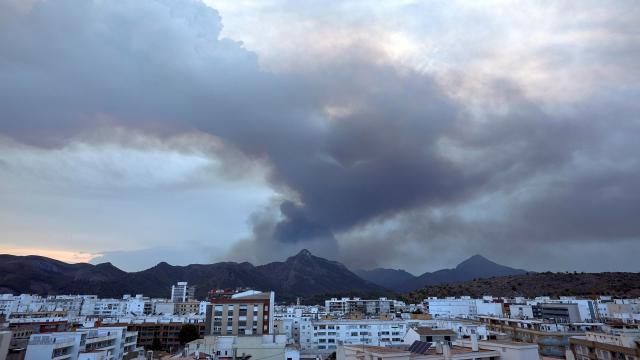 Vista del incendio forestal declarado esta tarde en el término de Llutxent (Valencia).