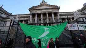 Una bandera verde, a favor del aborto,  que cuelga de la valla del Congreso en Buenos Aires.