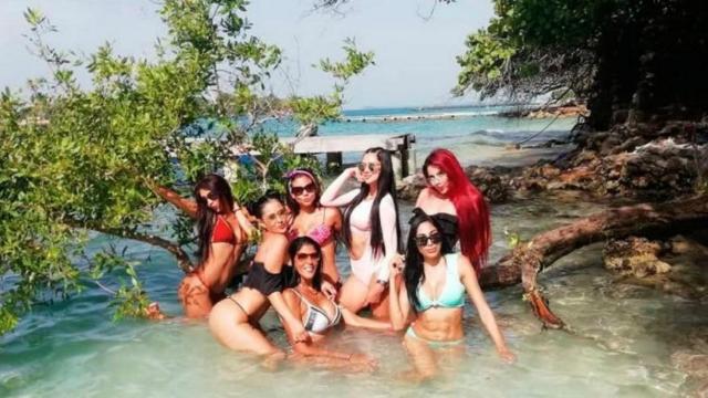 La 'Madame' con alguna de sus trabajadoras sexuales