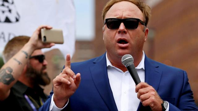 Alex Jones en un acto de apoyo a Trump durante la campaña de 2016