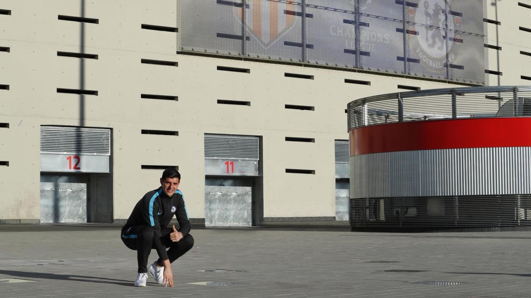 Courtois posa junto a su placa en el Wanda Metropolitano. Foto: Twitter (@Atleti)
