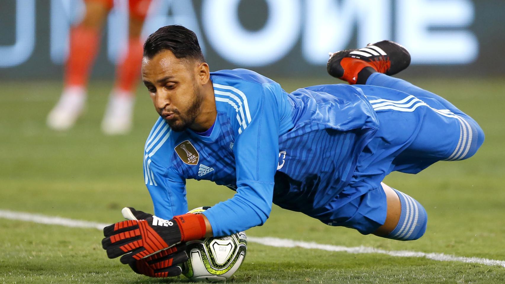 Keylor Navas parando un balón