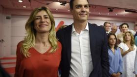 Begoña Gómez y Pedro Sánchez, en la noche de primarias, el 21 de mayo de 2017 en la sede del PSOE en Ferraz.