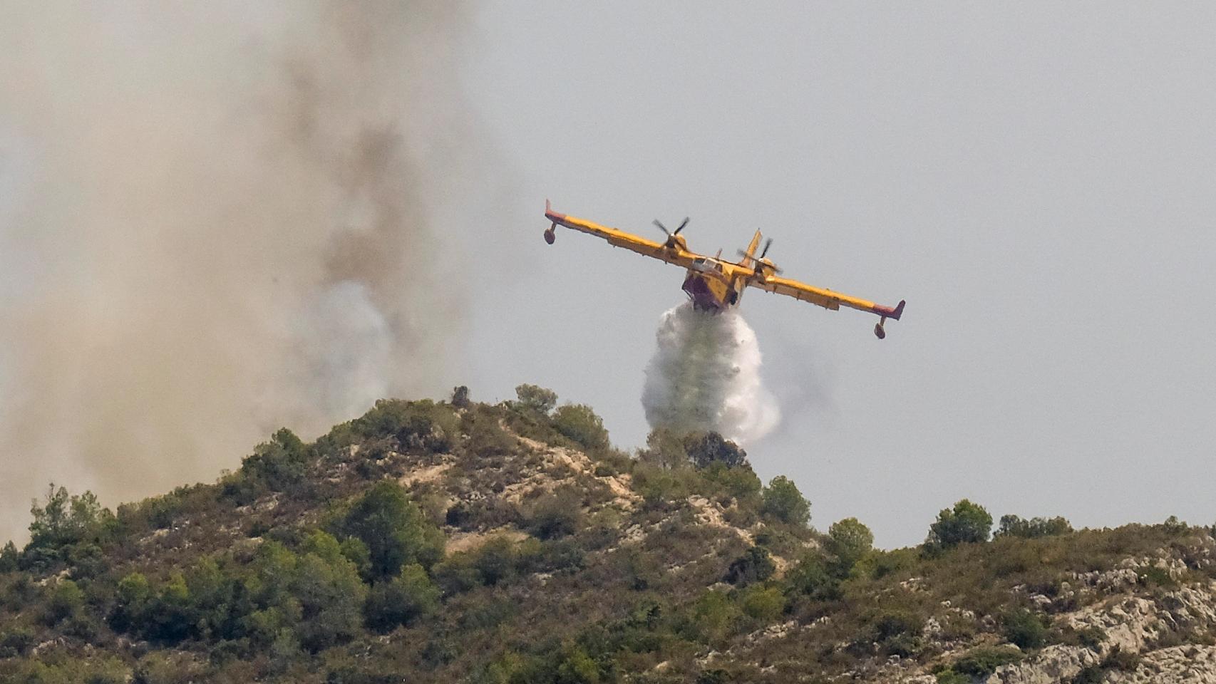 Un avión lanza agua sobre Llutxent.