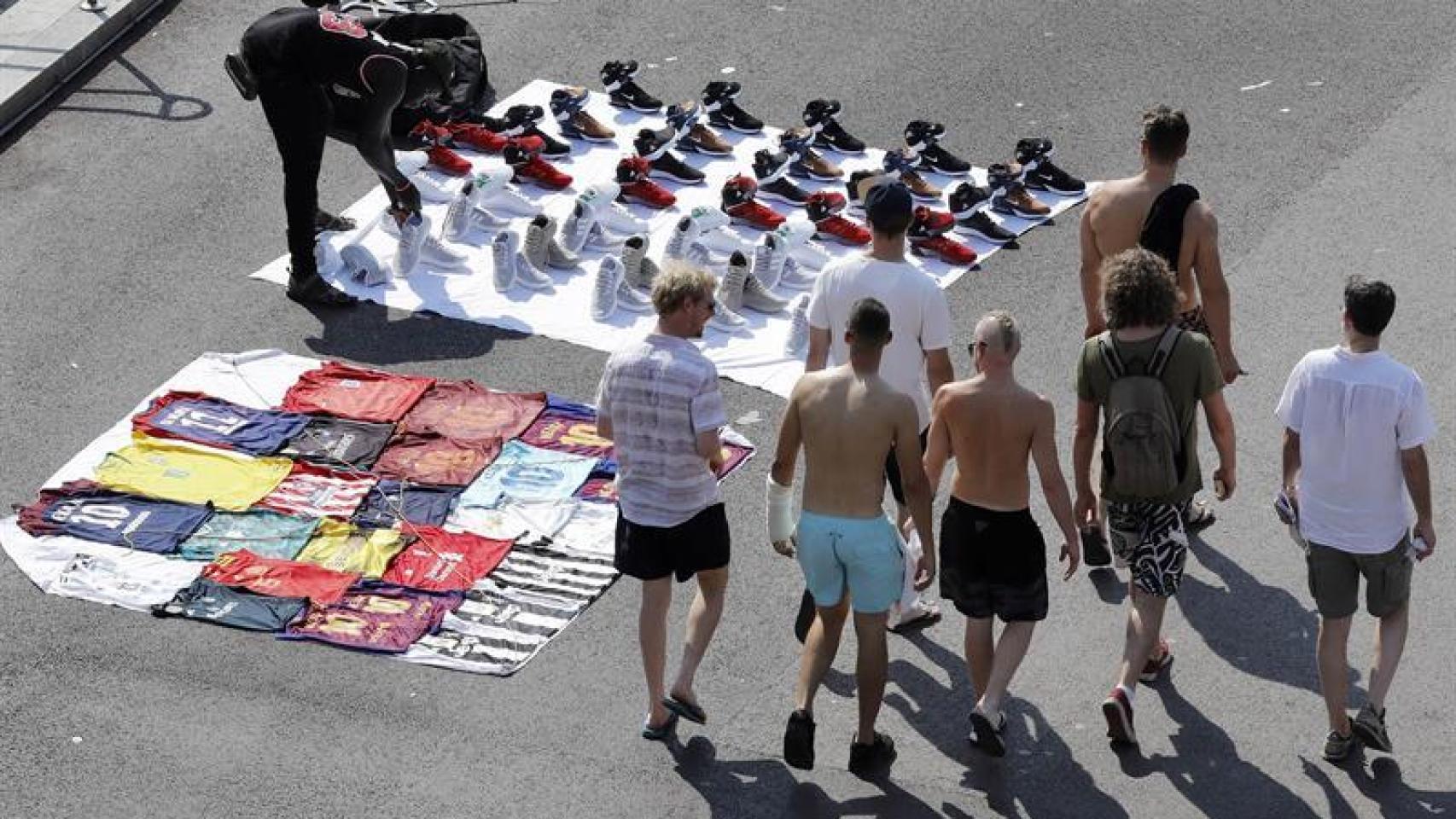 Manteros en el paseo Juan de Borbón, en el barrio barcelonés de la Barceloneta.